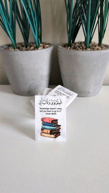 Islamic Magnetic Mini Bookmark (3.7cm x 5.6cm)- "Knowledge doesn't come, but you have to go to it"